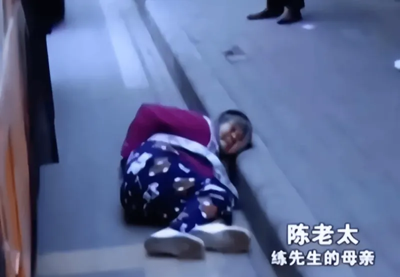 75岁老人摔倒大喊：我不讹人，男子好心送她去医院，几天后，老人：就是他推的我