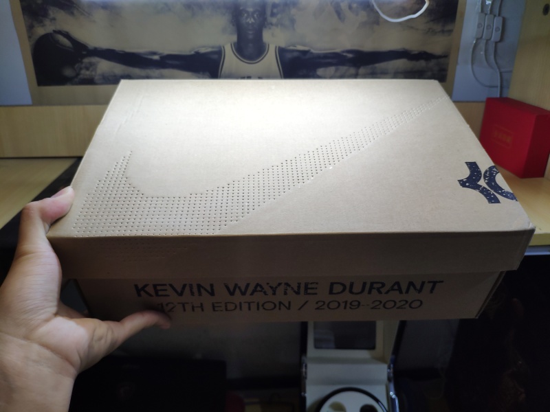 说真的我很喜欢kd12的鞋盒,很漂亮,由打的小孔构成的大勾,呼应鞋