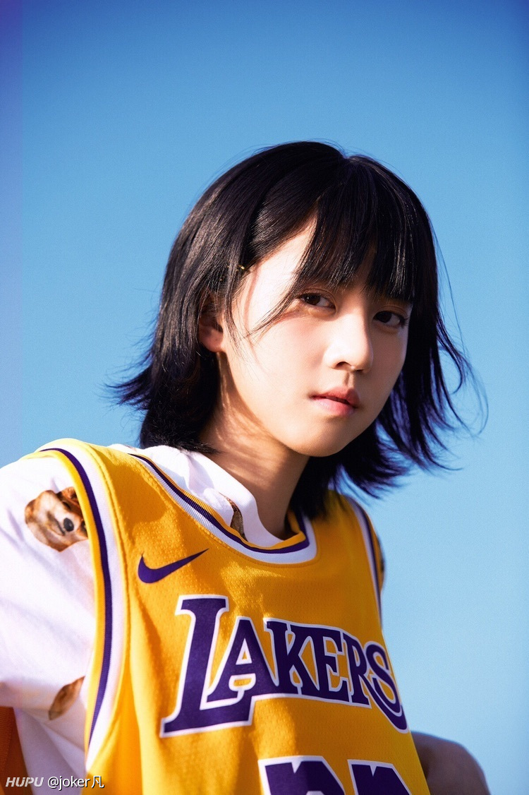 不懂就问,这个湖人球衣女孩是谁?