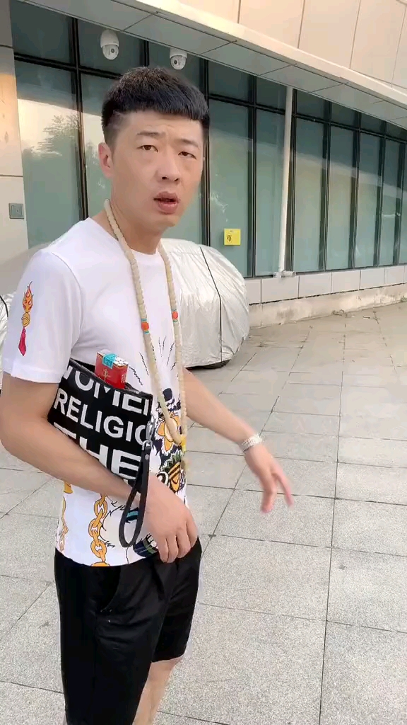 华子宇宙街溜子最新一期抢华子哥的华子