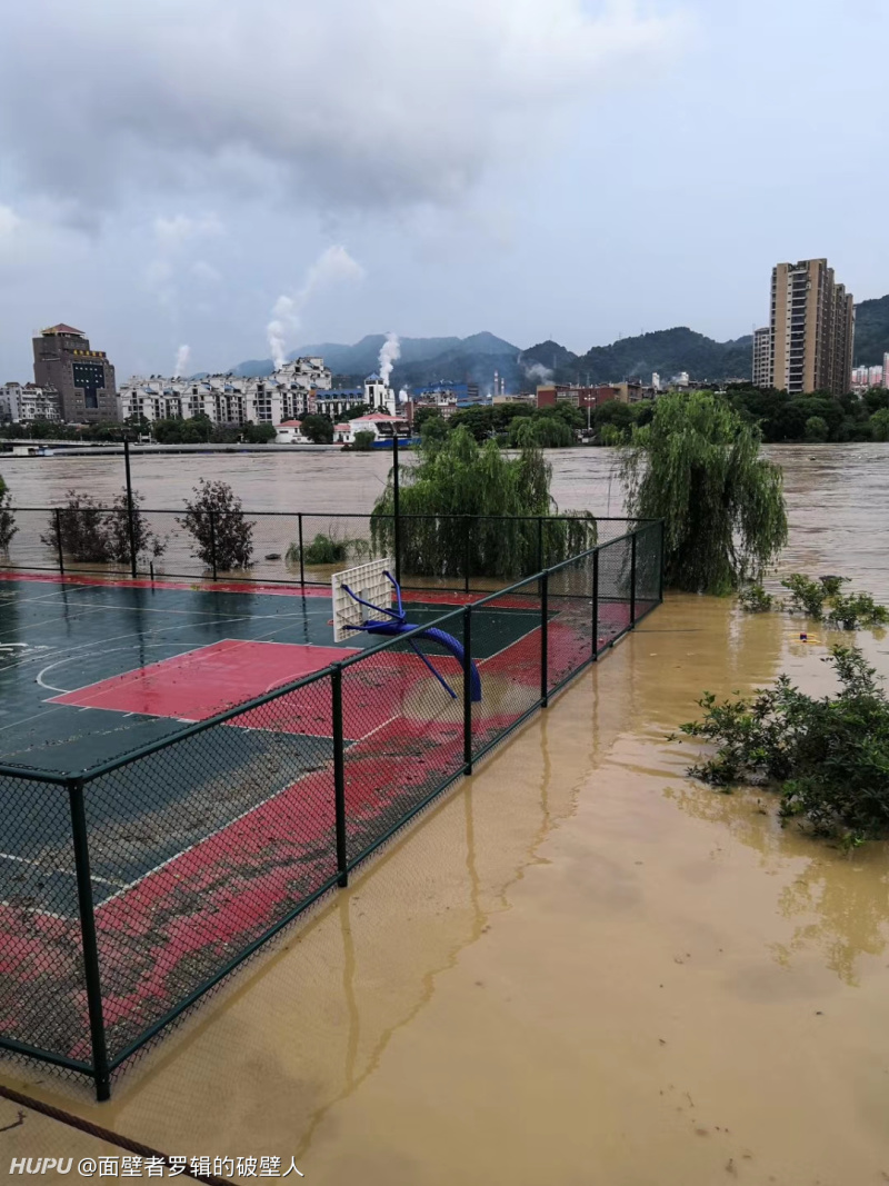 我们那儿下雨发大水,这篮球场什么水平?