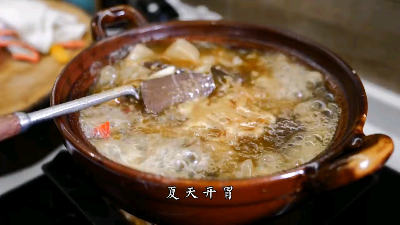 国宴大师教你做酸萝卜鸭血粉丝汤看着就好吃