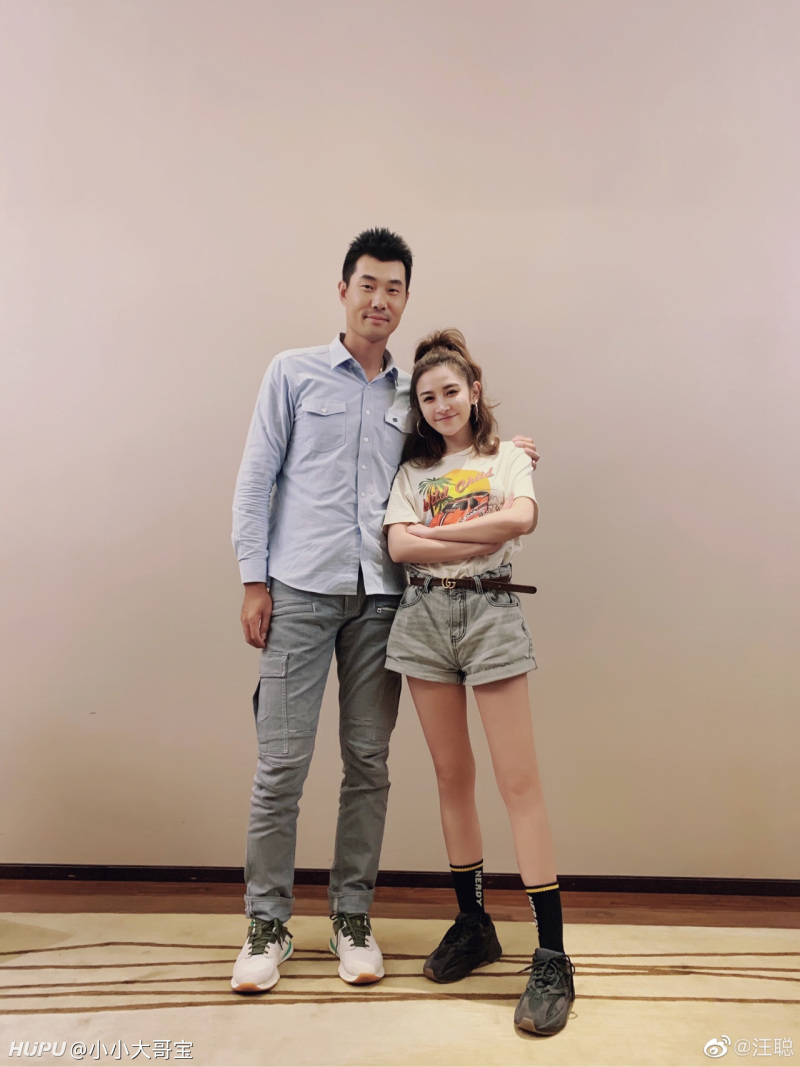 看来今晚看谁更秀! 最后放一张女mc汪聪镇楼!