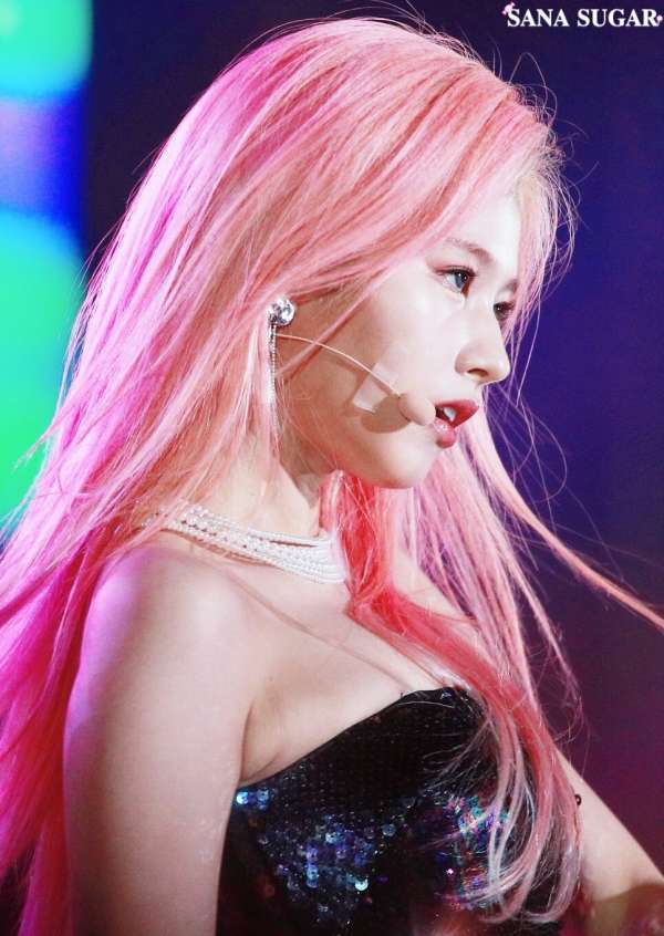 粉色头发的凑崎纱夏