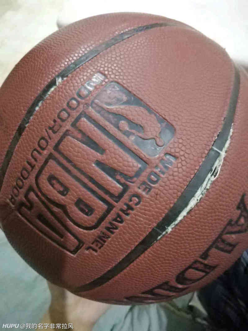 买了一个月的篮球就坏掉了 请问下这正常吗