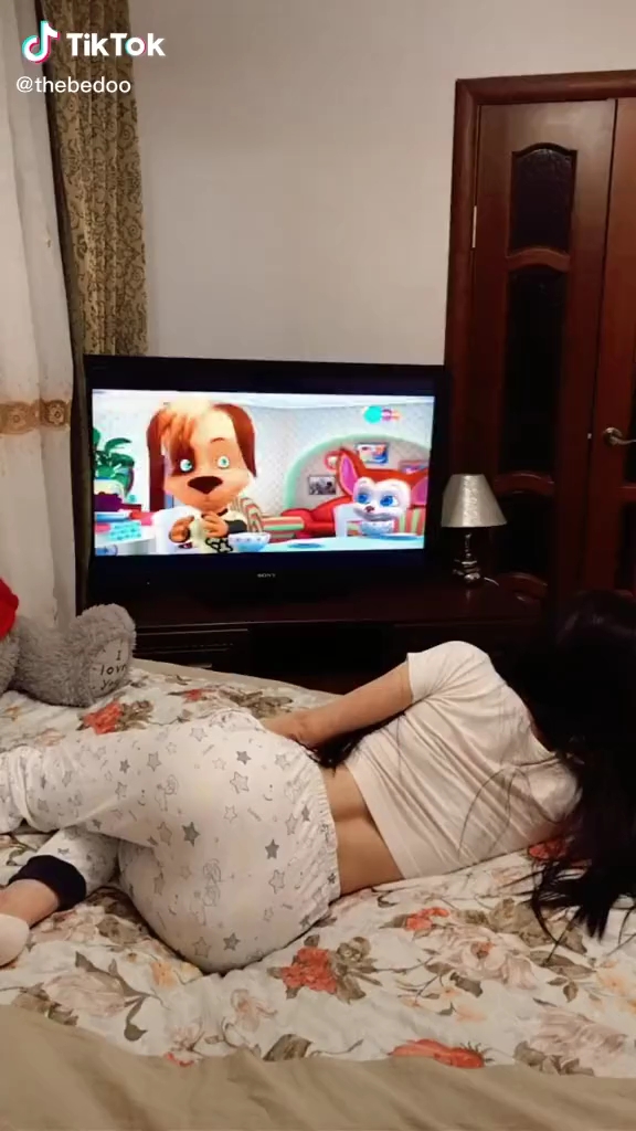 外国小哥实拍躺着看电视的女友酸了