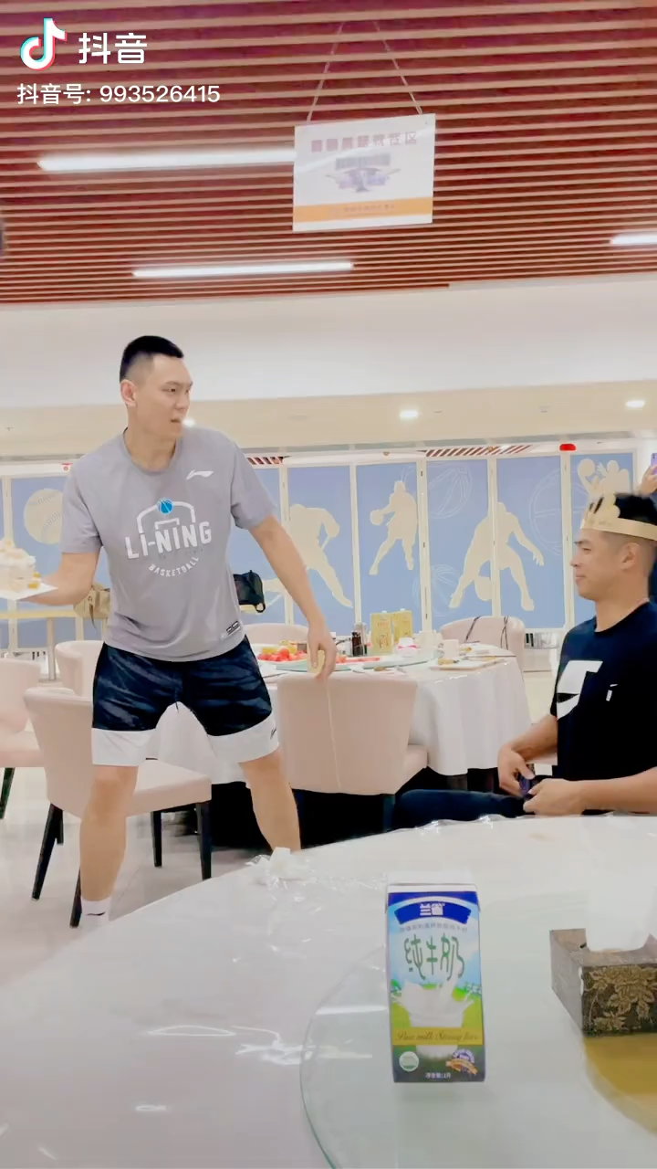 刘晓宇晒另类扣篮颜值杀视频方硕你礼貌吗