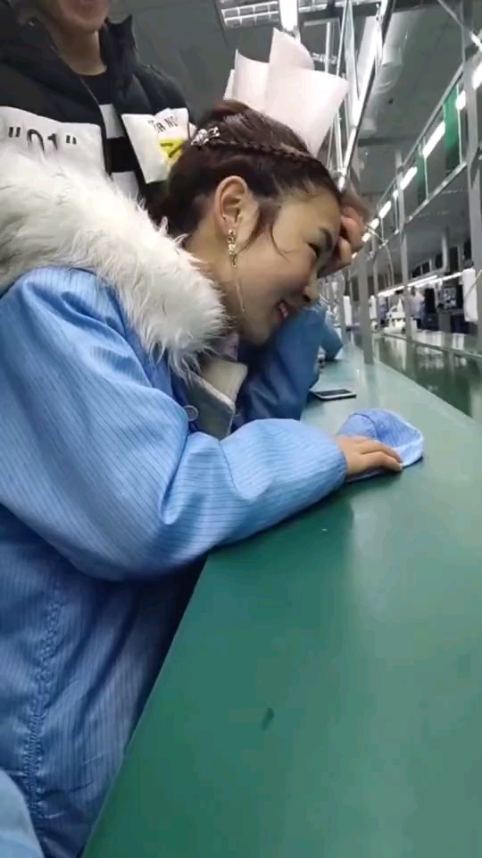 恭喜精神小伙喜提电子厂女友一枚