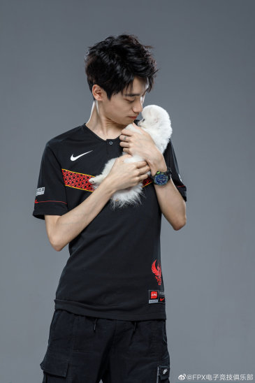 [流言板]doinb发推:猜猜我颁奖晚会上会穿什么风格西装?