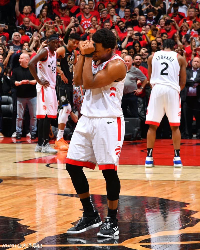 谁有洛瑞赢东决进总决赛时捂脸笑的gif