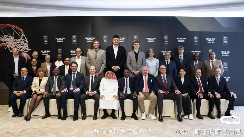 从中国篮协主席的职位上卸任后,姚明并没有离开国际篮联。他在上周出席了国际篮联中央局会议,一同出席的还有诺维茨基,后者曾是国际篮联球员委员会主席。