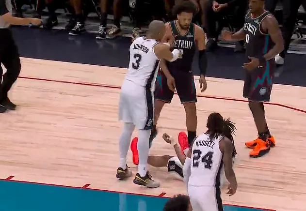 領(lǐng)取中超第二輪最佳獎杯,楊超聲感慨:好像回到了17歲的那個(gè)夏天 領(lǐng)取中超第二輪最佳獎杯,楊超聲感慨:好像回到了17歲的那個(gè)夏天