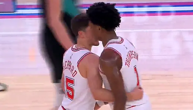 [流言板]梅開二度！方碩傳球張才仁直接傳飛，奧莫特突分張才仁失誤