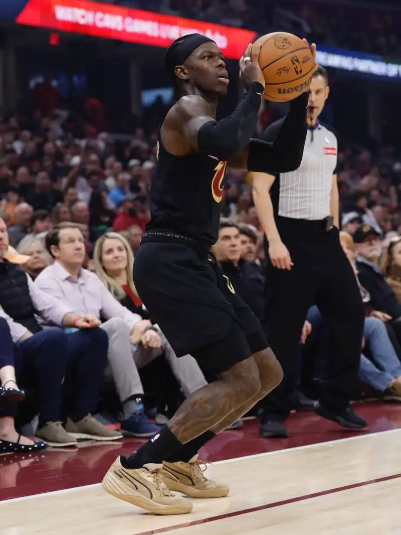 廣東高鐵晚點(diǎn)原因：龍卷風(fēng)將鐵路沿線一處彩鋼瓦棚頂連同鋼架梁一起吹至高鐵接觸網(wǎng)導(dǎo)致停電