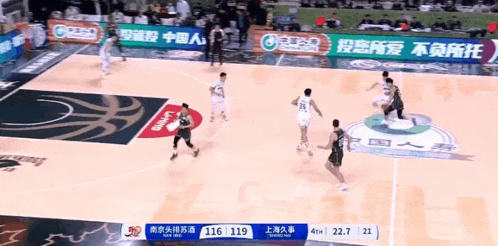 东骑骑！阿夫迪亚虚晃东契奇上圈套起跳，骑在前者身上犯规