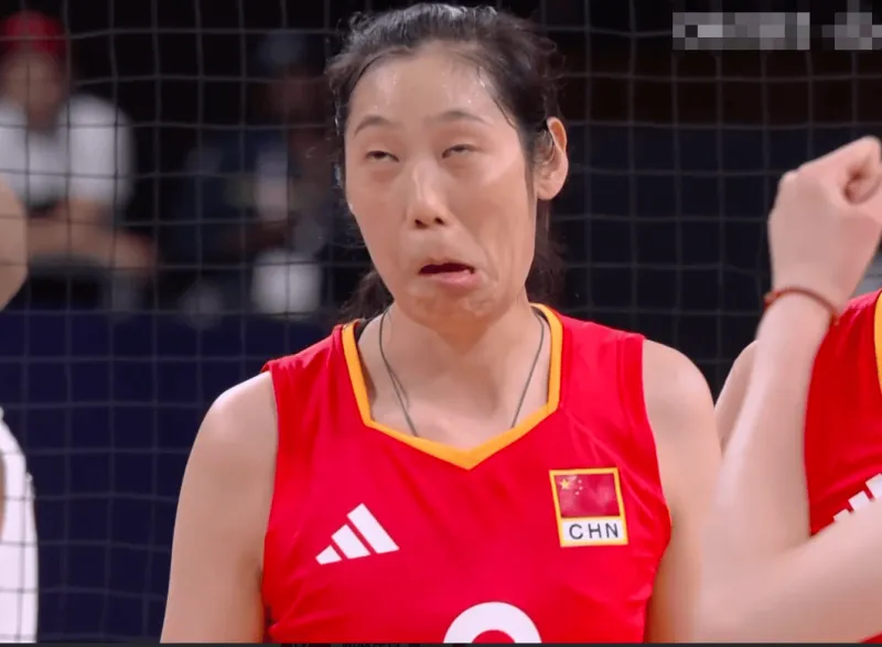 [流言板]表情管理大师上线!朱婷在女排比赛中扮鬼脸