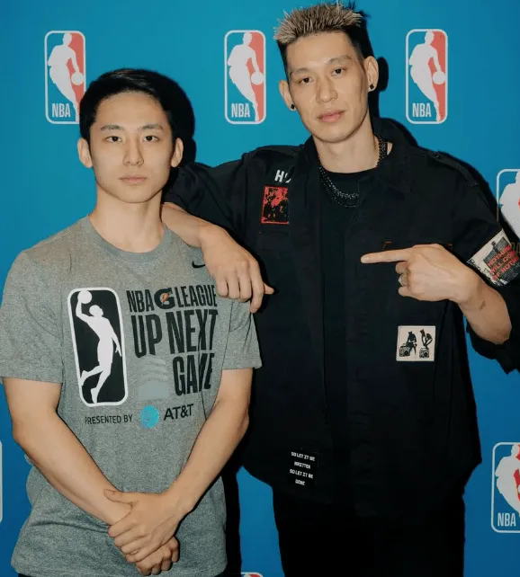 [谣言板]河村勇辉晒与林书豪合影：我太高兴了，太谢谢你了