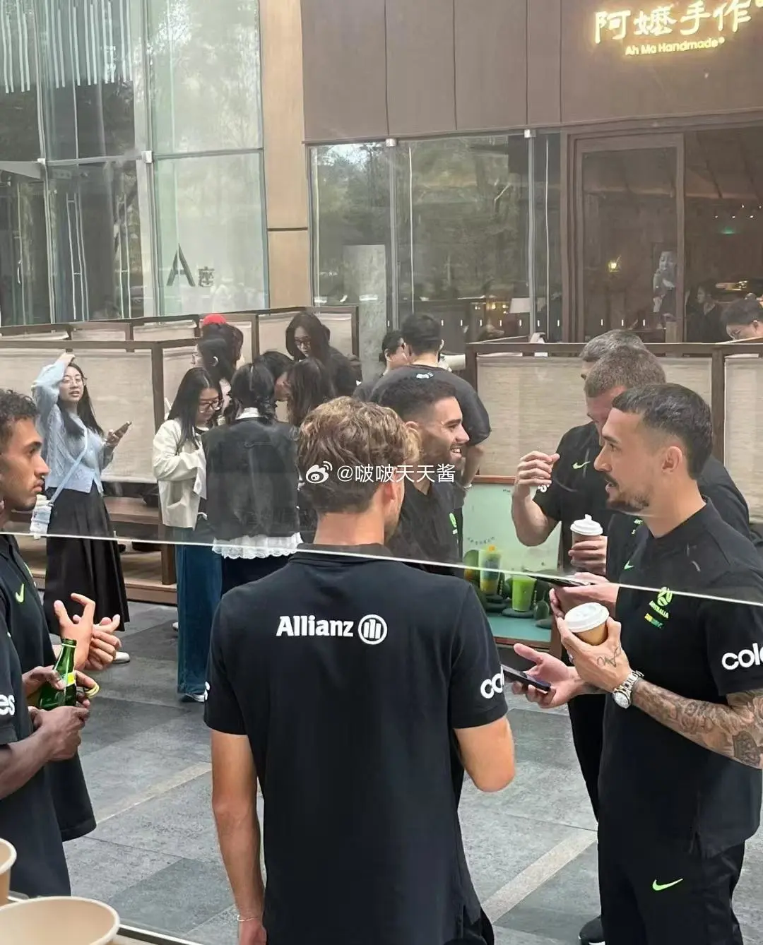 博主街头偶遇澳大利亚多名球员品尝奶茶，看上去神态轻松