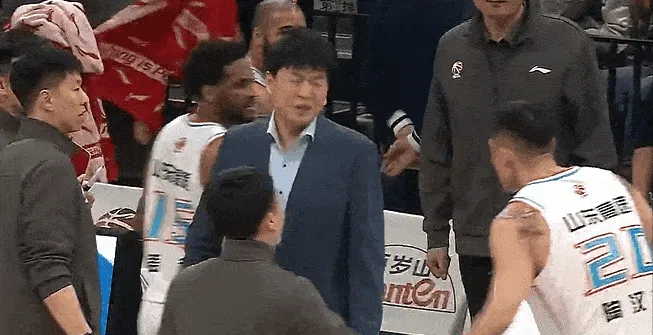 [流言板]首节比赛结束时，陶汉林疑似和邱彪发生争执被队友拉开
