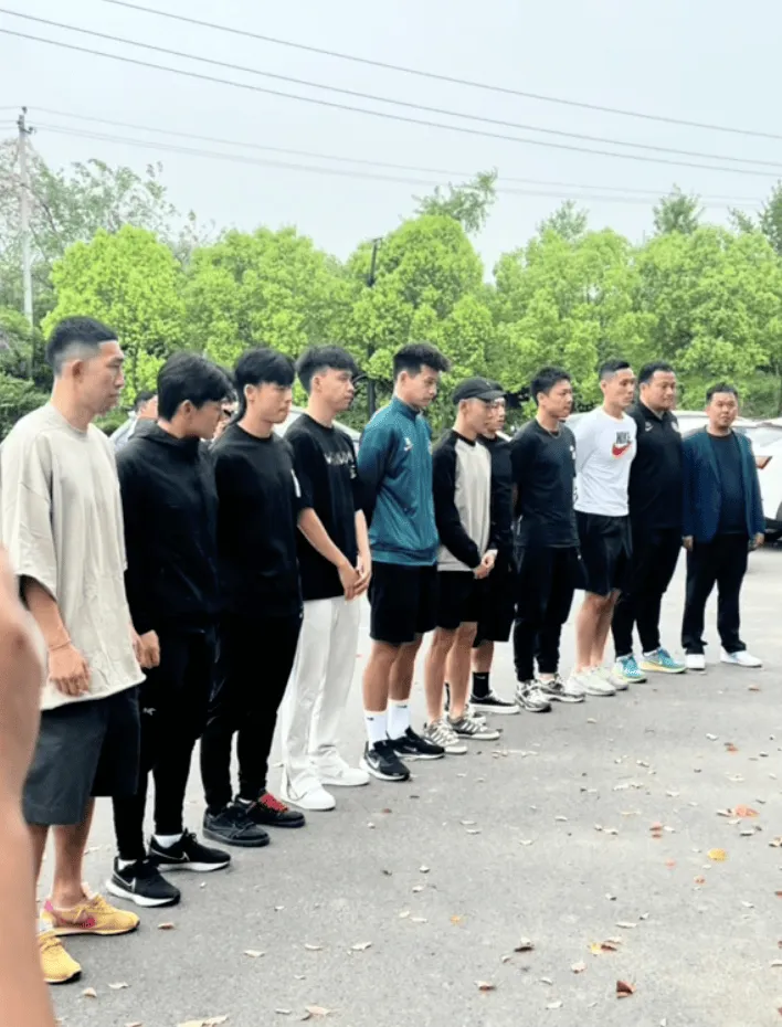 [流言板]浙江队球员集体来到俱乐部门口，鞠躬悼念队友布彭扎