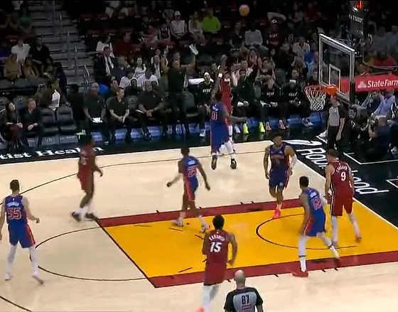 [流言板]愛德華茲突破過人暴起沖框，單臂滑翔隔扣洛佩斯