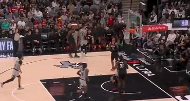 五屆“中國金球獎(jiǎng)”得主武磊為兩屆“中國金球獎(jiǎng)”吳曦頒獎(jiǎng)