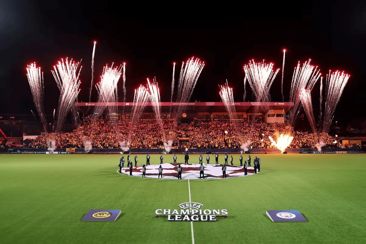 [流言板]曼晚談球迷博德閃耀之旅：無票球迷爬上樹在極光下看比賽