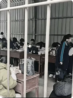 校方回应学生在铁棚内吃饭引争议：提供临时场所方便食用