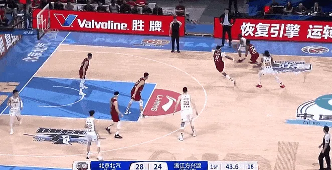 [流言板]布朗高难度拉杆打成2+1，随后反击助攻胡金秋打2+1反超比分