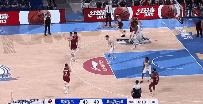 [流言板]陈盈骏三分不中奥莫特补篮打成2+1，北京13