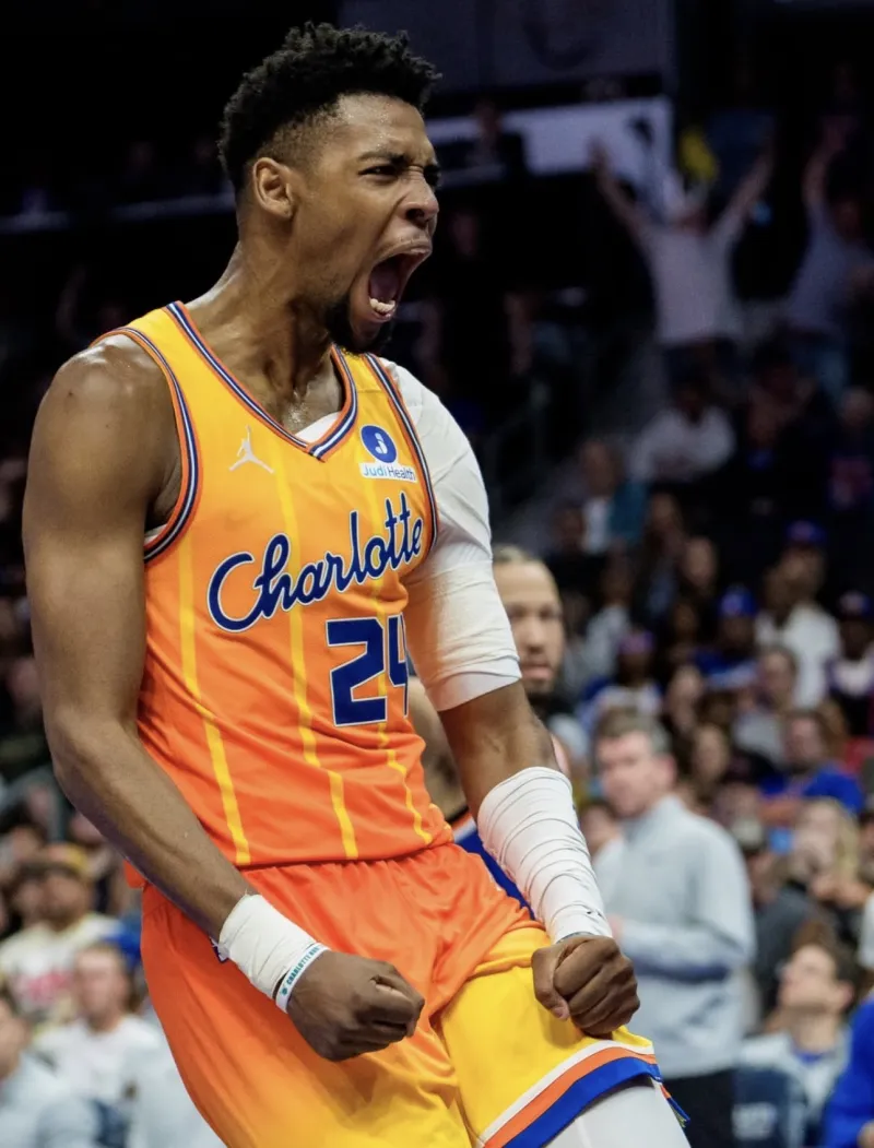 [流言板]詹姆斯曬出與女兒共進(jìn)晚餐的照片并配文：我的飯搭子