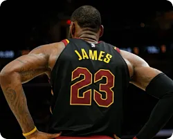 NBA历史唯三单届季后赛700+分100+板100+助球员：乔艾詹