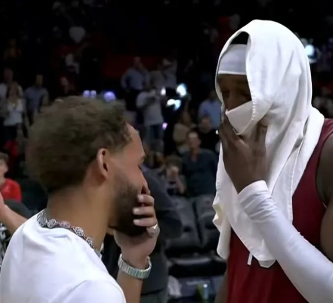 你個老六??!利拉德和字母哥說悄悄話 全被身后的巴恩斯聽到了 你個老六??!利拉德和字母哥說悄悄話 全被身后的巴恩斯聽到了