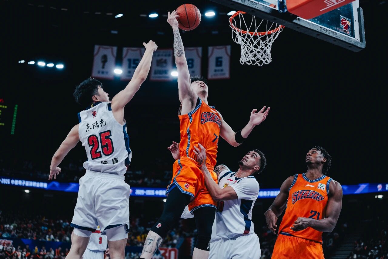 上海男篮剑指常规赛冠军，内外条件俱佳优势明显
