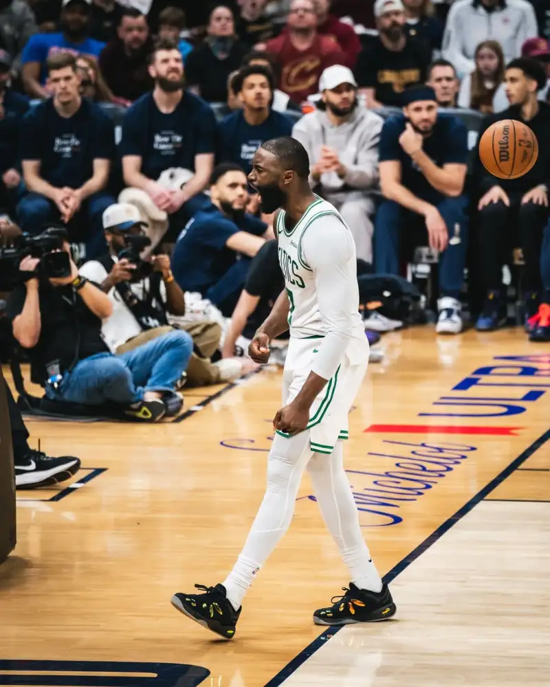 [流言板]郭艾倫夸贊周琦不忘調(diào)侃:拿獎(jiǎng)金分我點(diǎn)，他太摳請吃飯都費(fèi)勁