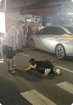 两名男子街头肢体冲突一人被打倒在地，广州警方回应