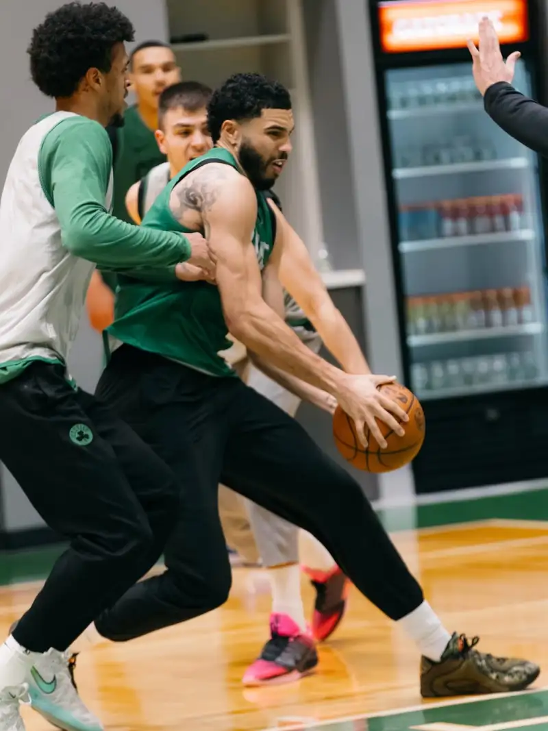 進球無效！王霜頭球破門，VAR介入長達4分鐘確認越位在先