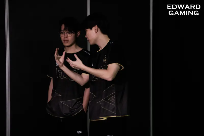 前巴薩球員穆尼爾從伊朗撤離，向記者展示路上濃煙四起的照片