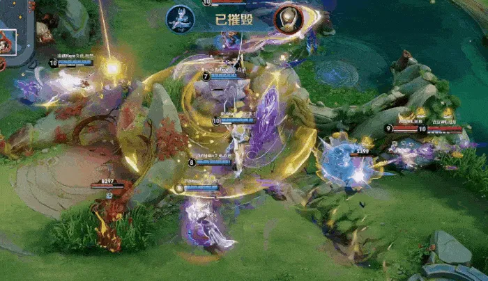 托利奇倒在禁區裁判示意沒問題,后去場邊看VAR維持原判