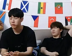 Rookie和TheShy现身IG直播间陪粉丝看世界杯