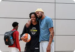 兰特门徒？NBA官方晒杜兰特和WNBA风暴球员马隆加训练合照