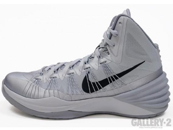 近日网路上曝光了nike hyperdunk 2013的灰黑配色图片,据悉这款版本为